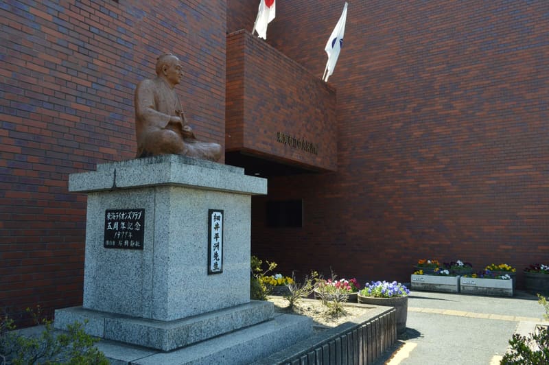 Tōkai Central Library (東海市立中央図書館)