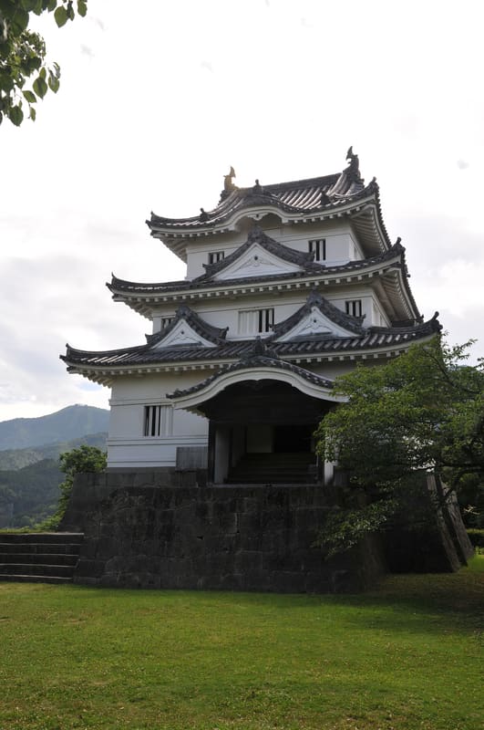 Uwajima Castle (宇和島城)