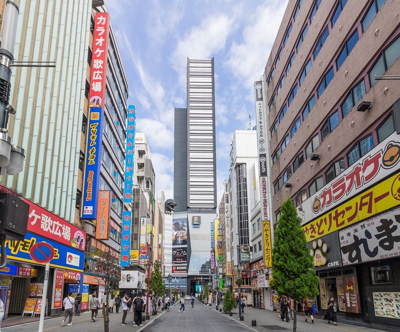 Godzilla Road e Shinjuku Tōhō Building (ゴジラロード・新宿東宝ビル), il luogo oggi