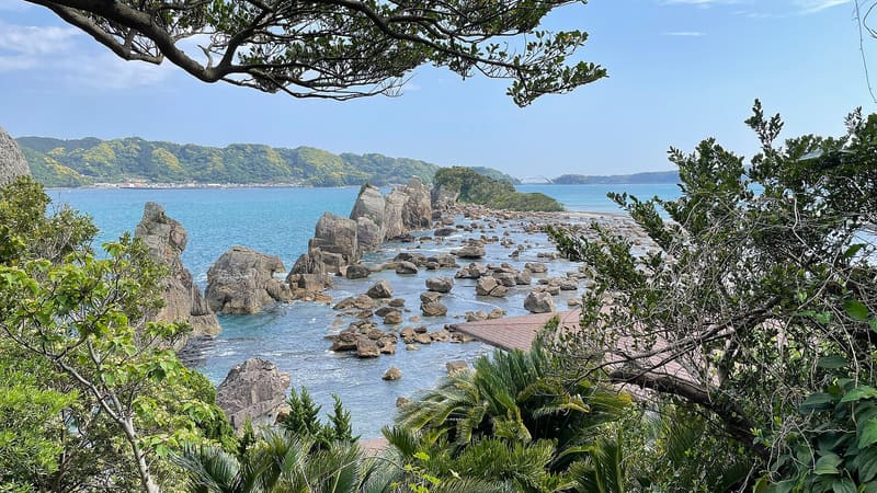 Hashigui-iwa (橋杭岩)