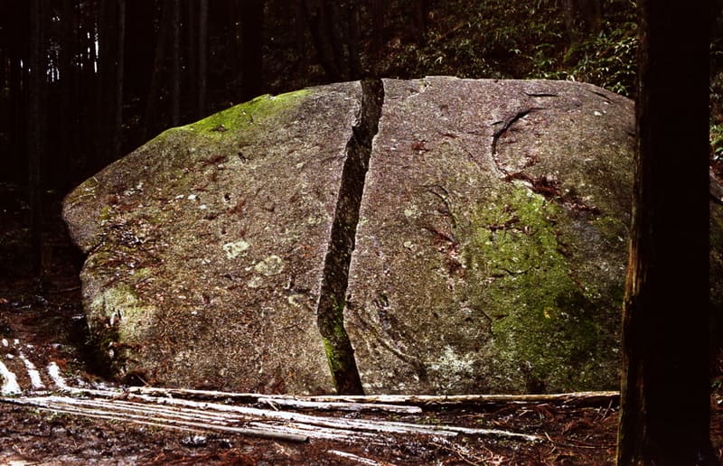 Yagyū Ittōseki and Amanoiwatate Shrine (柳生一刀石・天石立神社)