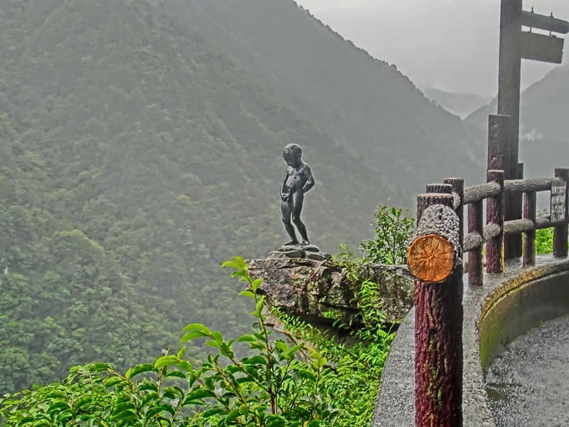 Shōben-kozō, the boy above the Iya Gorge