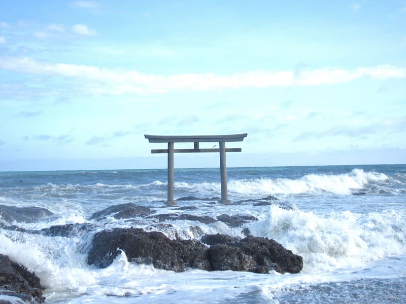 Santuario Ōarai Isosaki e il torii di Kamiiso