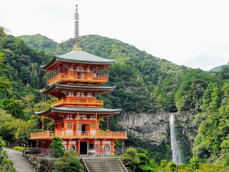 青岸渡寺，西國巡禮的第一座寺院（那智山青岸渡寺）