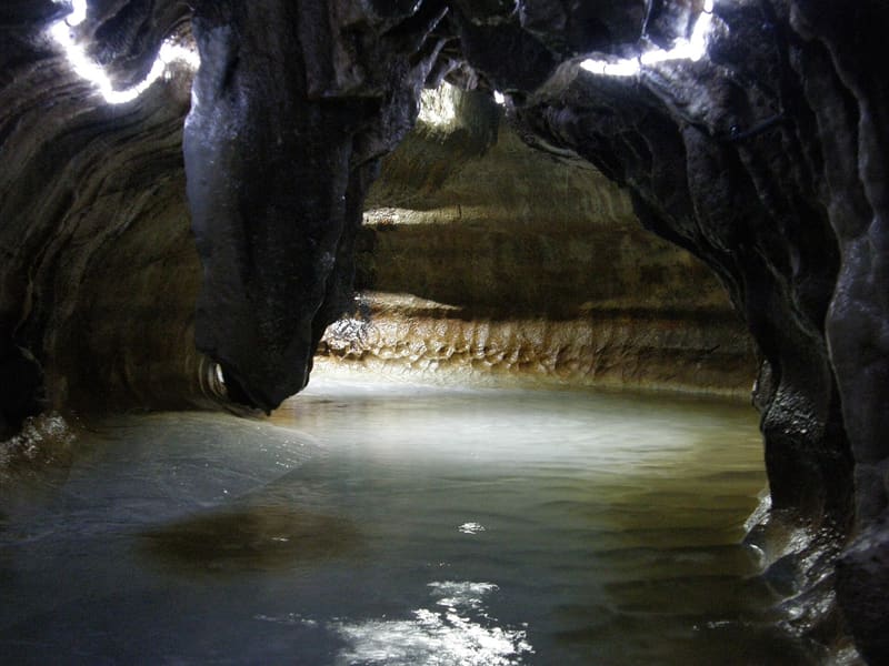 Senbutsu Cave (Kitakyushu)