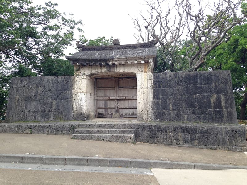 園比屋武御嶽石門