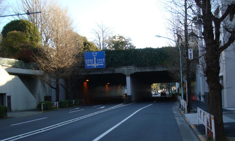 Tunnel di Sendagaya (千駄ヶ谷トンネル)