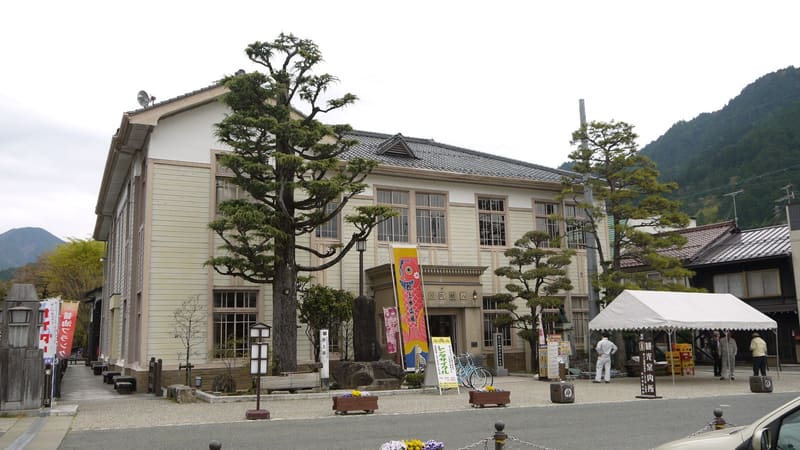 Gujo Hachiman Old Town Hall (郡上八幡旧庁舎記念館)